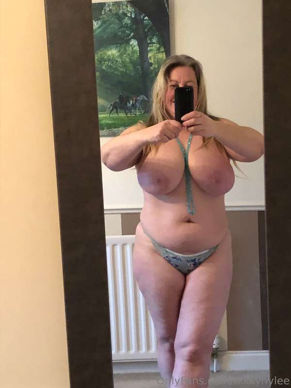 nikkynylee
