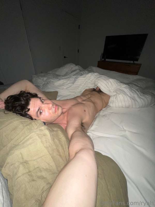woke up at 4 and couldn’t fall back asleep, and my cock is s..