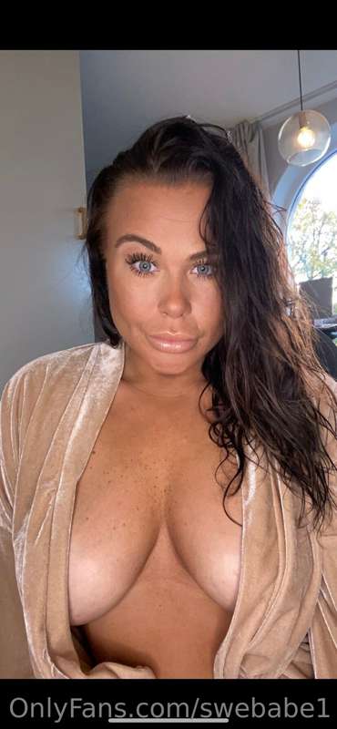 Wanna taste me? 😏👅 

Don’t forget to like and comment if you..