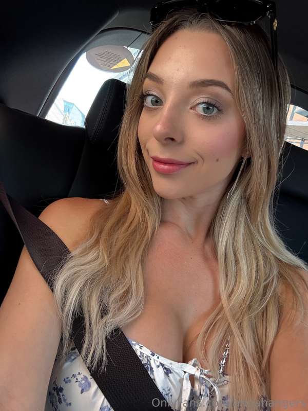 felt cute… wanna keep staring? 💋