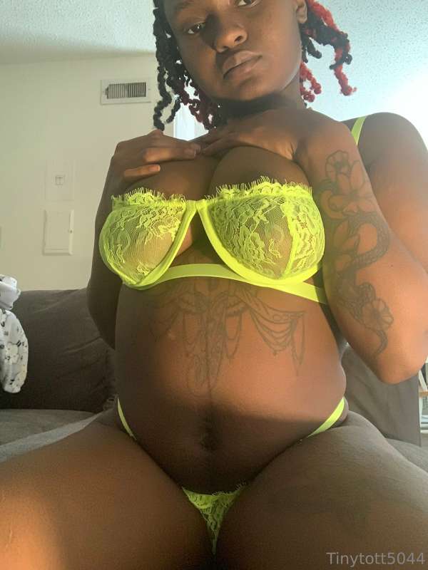Do I look good in lime green ✅🫠