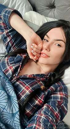 🫦Hot brunette @goldenna loves videocall 🍌💦

🍭Custom photos a..