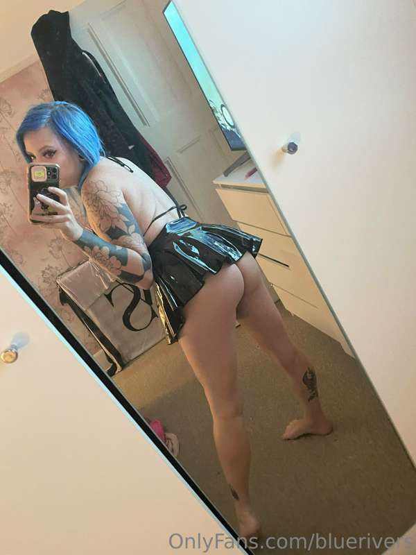 You want me to bend over more right? 🍑