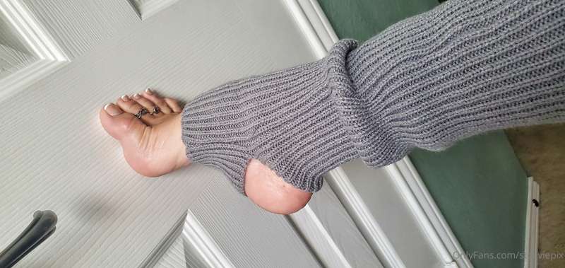 I legitimately love foot warmers. Keeps my cold arches warm ..