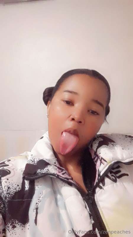 Licking holes, stacking rolls 💦 Be my bitch and fund this na..