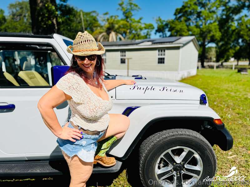 Jeep Girl Jiggle - 1/10 ... See the rest of this AMAZING pho..