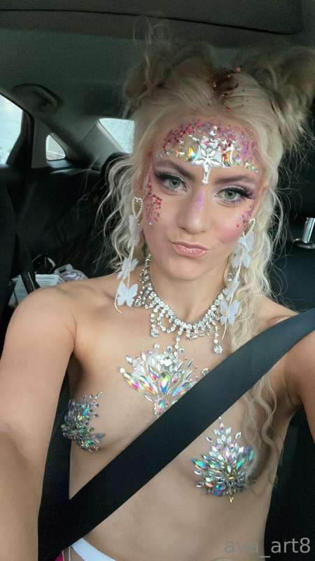 Do I look good as a raver girl? 😏 Maybe I’ll do a fun look f..