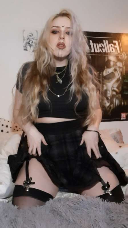 Hey guys <3 Just your neighborhood modern witch here. 4 spic..