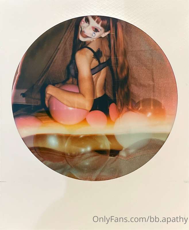 Did a set of custom Polaroids last night! 🤡🎈

Loaded up some..