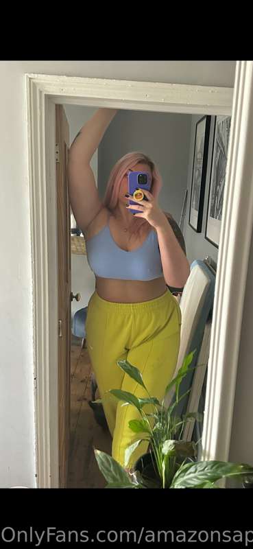 You can’t beat a bright bralette and joggers for the summer!..