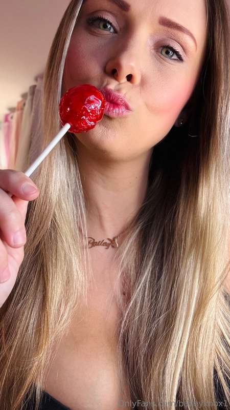 I want to lick your lollipop!!! 🍆👅😋