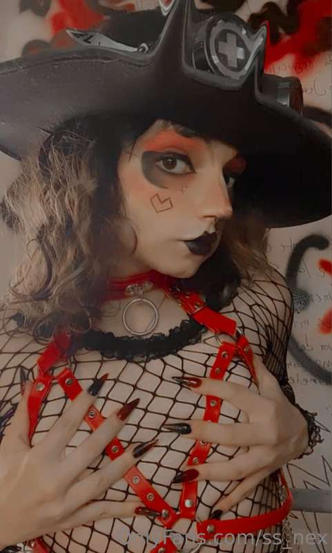 Me gusta como se ve el arnés rojo encima del top de red :3 s..