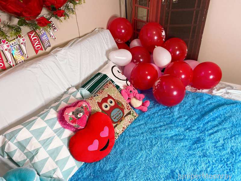 Do you like my setup for Valentine’s Day? 😍😍😍
Can anybody gu..