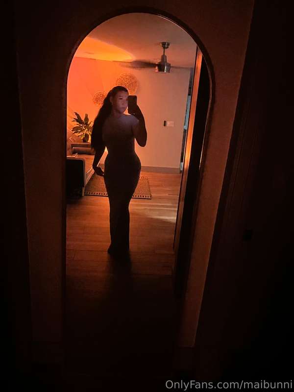I think this dress rlly compliments my figure 🥰 what do you ..