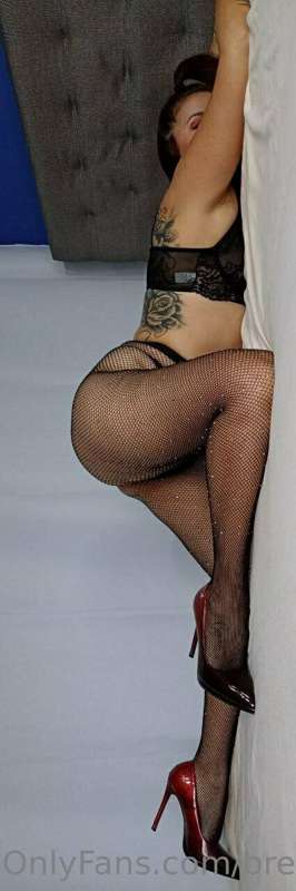 Hey honey, my friend @isabellaricci is the hottest and kinck..