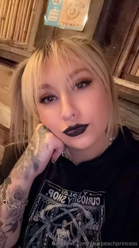 Home...bored....wanna sext? 🥹