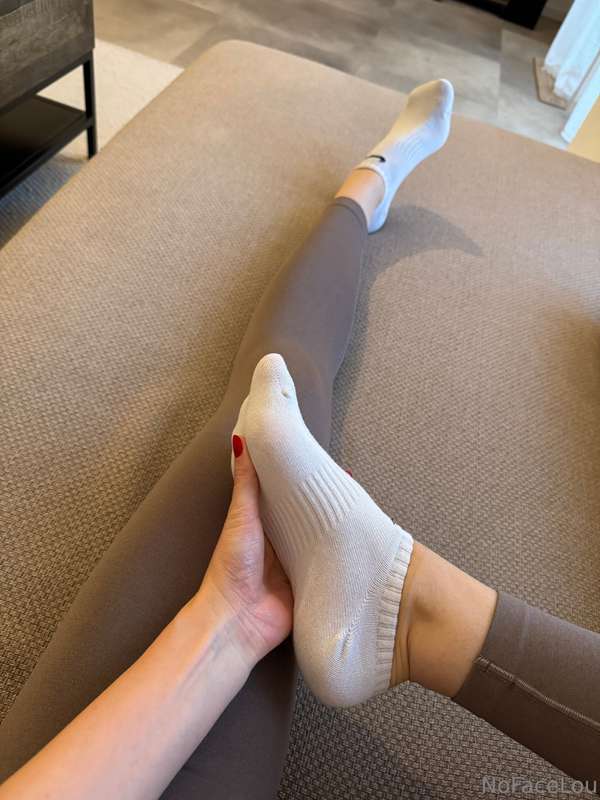 Who wants to give me a massage? 🙃 @no.face.lou.vip 