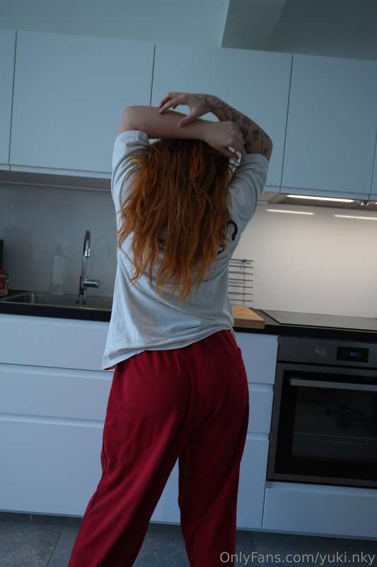 Prise en flag de danse dans la cuisine