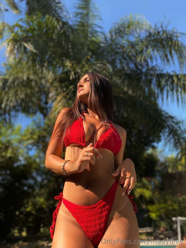 In love with red 🥵😍🥵
