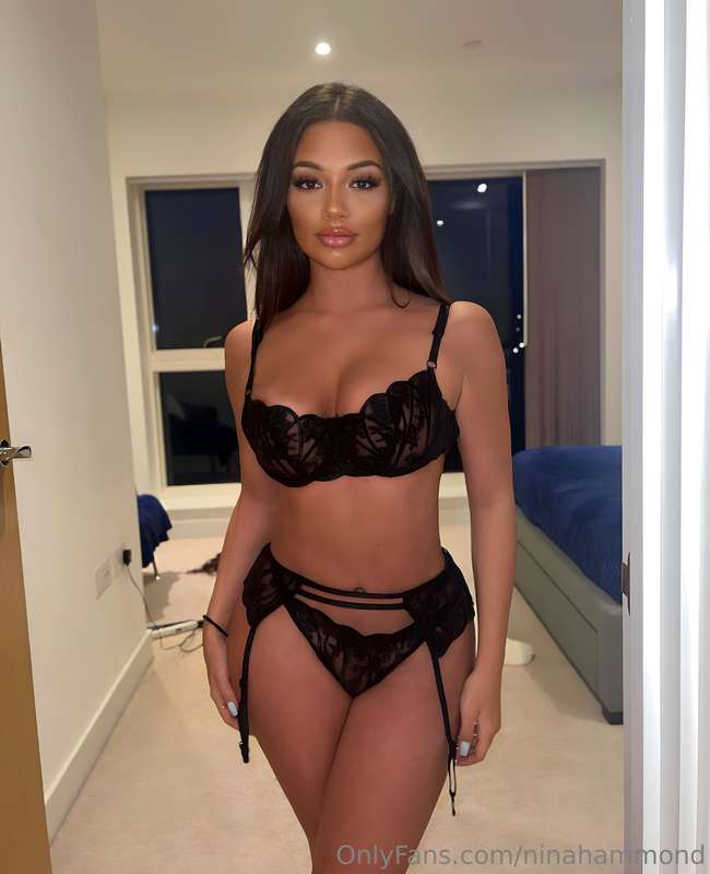 Shes online rn! 👀 subscribe for free to the busty brunette @..