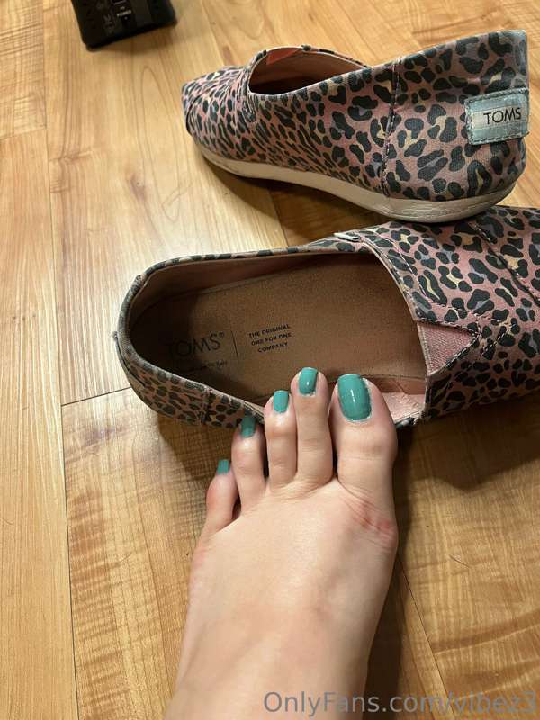 I had to do this pedicure myself 😒 Someone needs to send for..