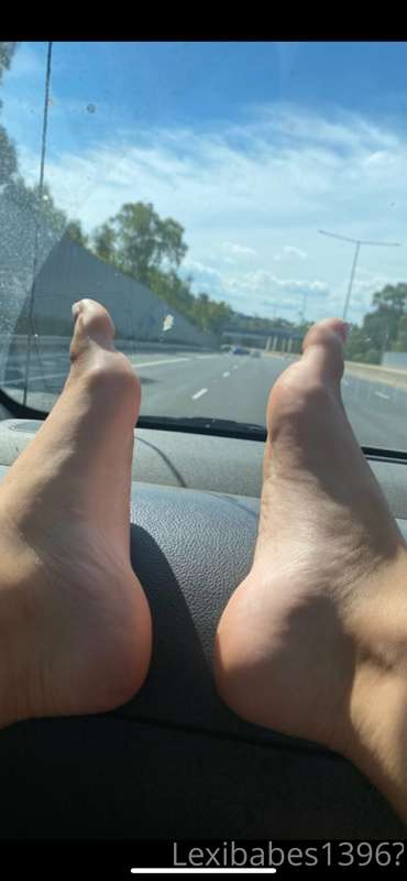 Sexy arches sexy feet 😉👣 who would like to suck on my toes? ..