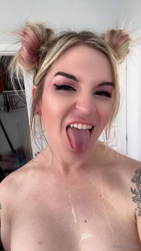 DM me and I'll show you what this tongue can do 🤭👅