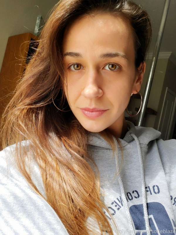 Wake-up, no makeup, natural lookin mf (but I did add a lil l..