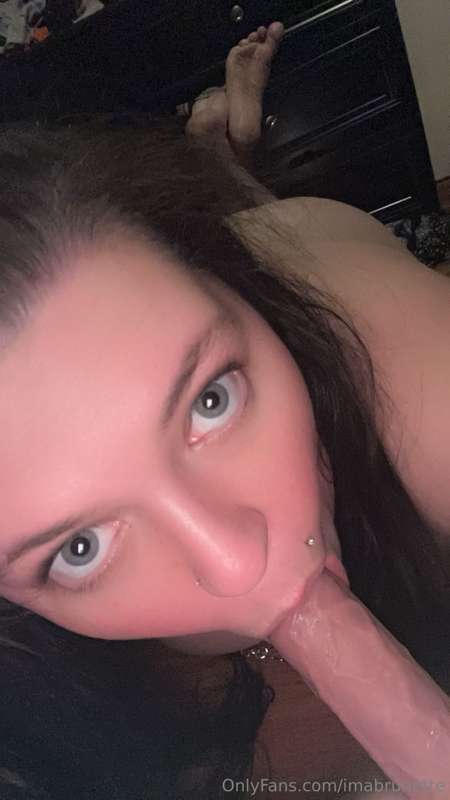 Who wants to see me suck a thick realistic cock? 😈msg me for..