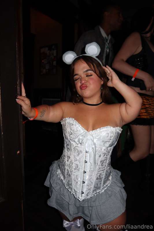 ok one more costume post since i miss halloween sm hehe 🥺 wh..