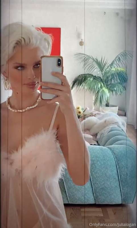 Pretty in pink 💕 Want to see my sexy video? Send me a DM 💝