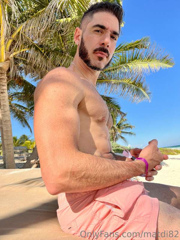 What’s beach baby?😼
