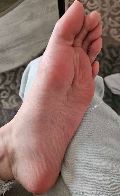 Customs are open, let my sweaty soles drain you 😈 
