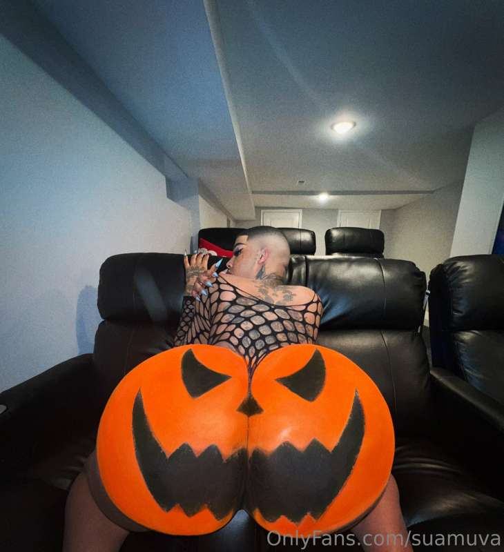 Happy Halloween 🎃 
Am I your favorite big booty💋????
