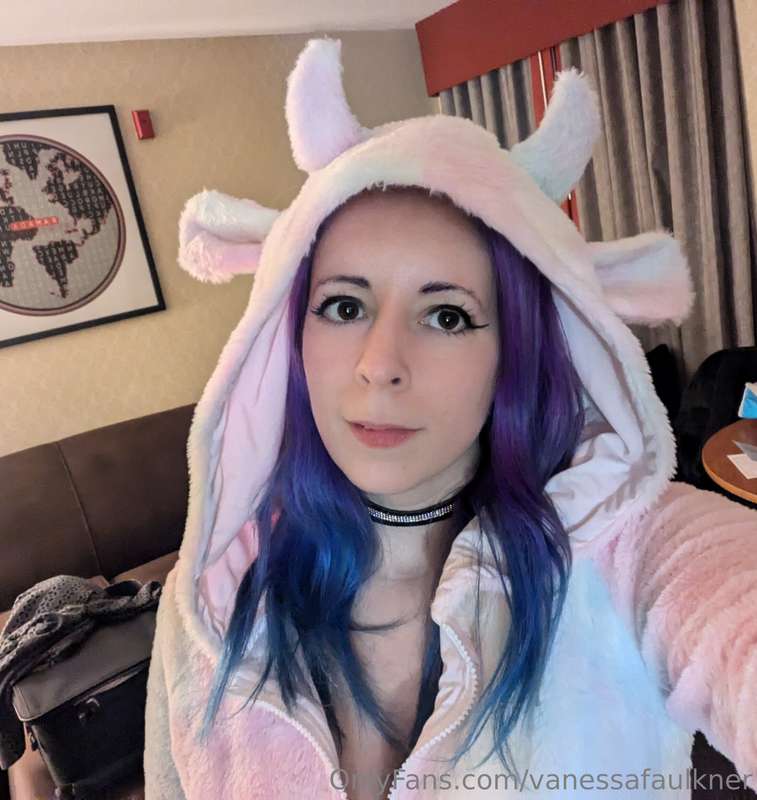 Back home and online after a bad storm. Hotel selfie in my c..