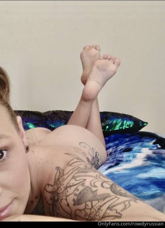 Some feet shots & feet w/ my pretty pussy included! I’ve bee..