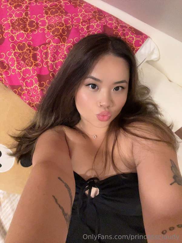 Why look at my face when you can look at my tits 🤣