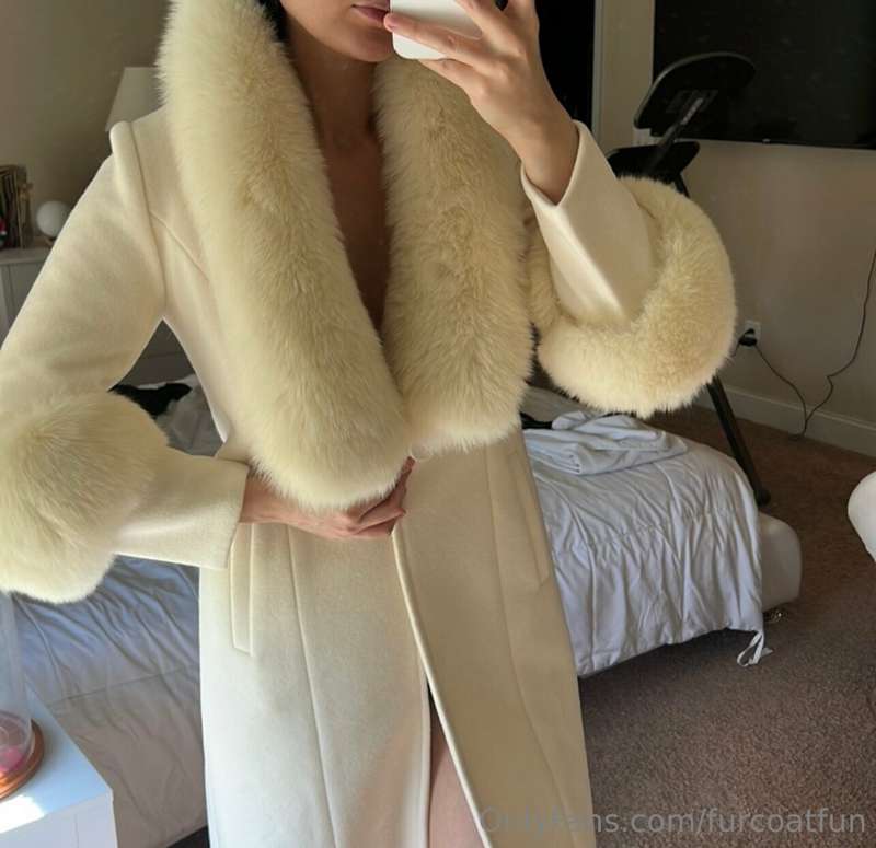 Grab my fur collar and have your way with me! 🤤