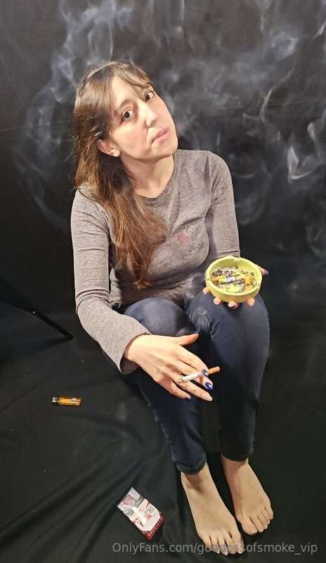 Welcome to this new smoking video! 😘  In this video, I'll be..