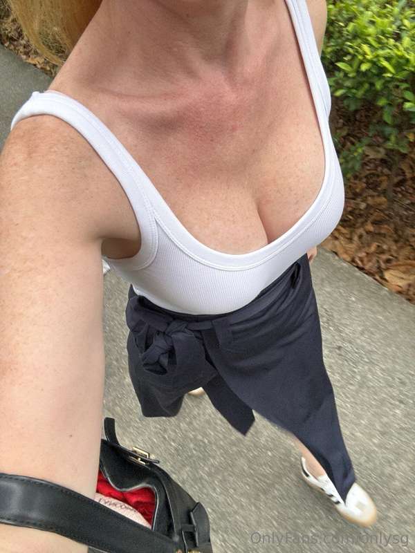Need an Ang Moh MILF to brighten up your day? Sub now to enj..