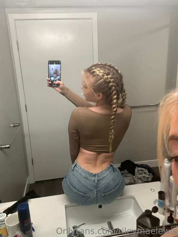 rileymaelewis photo