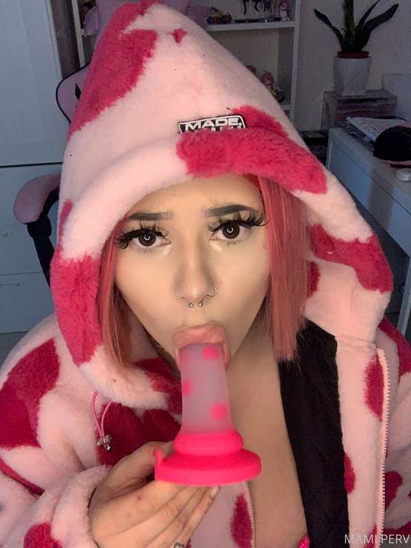 I look so pretty sucking dick x