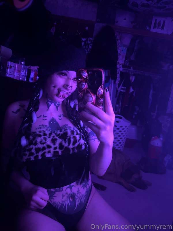 You guys want me to fuck myself on live for you???👅💦🍭 Would ..