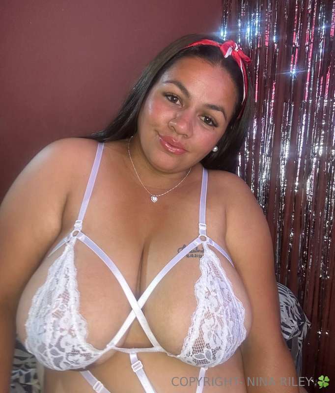 My curvy friend 🫦 @flopysexy @flopysexy ❤️‍🔥a very horny bus..