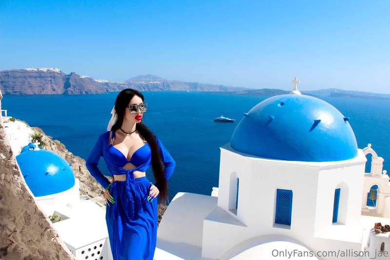 Everything in this photo is pure juice: the view, the blue o..