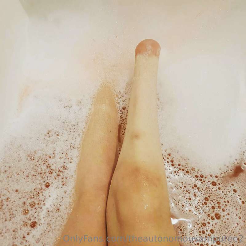 Stump in a bubble bath 😘