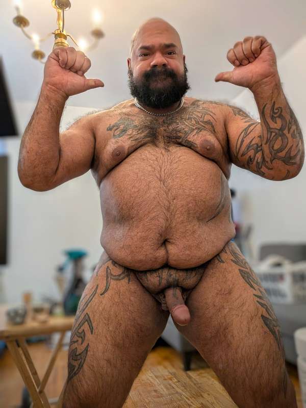 Who has two thumbs and needs his dick sucked? This guy! 🤠