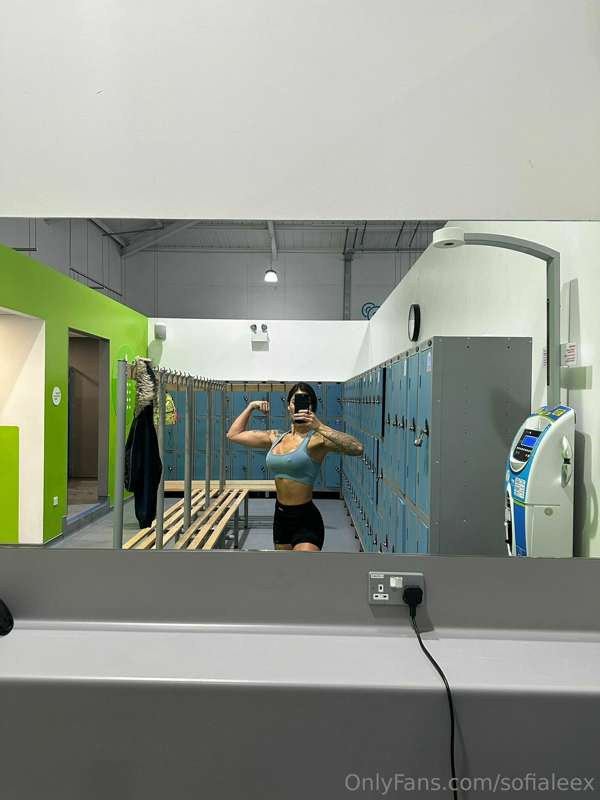 DM me baby if you want to watch me lifting weights.