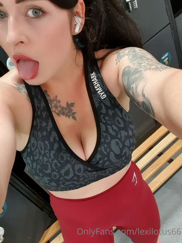 Sunday night gym session 
👀 Swipe right ➡️