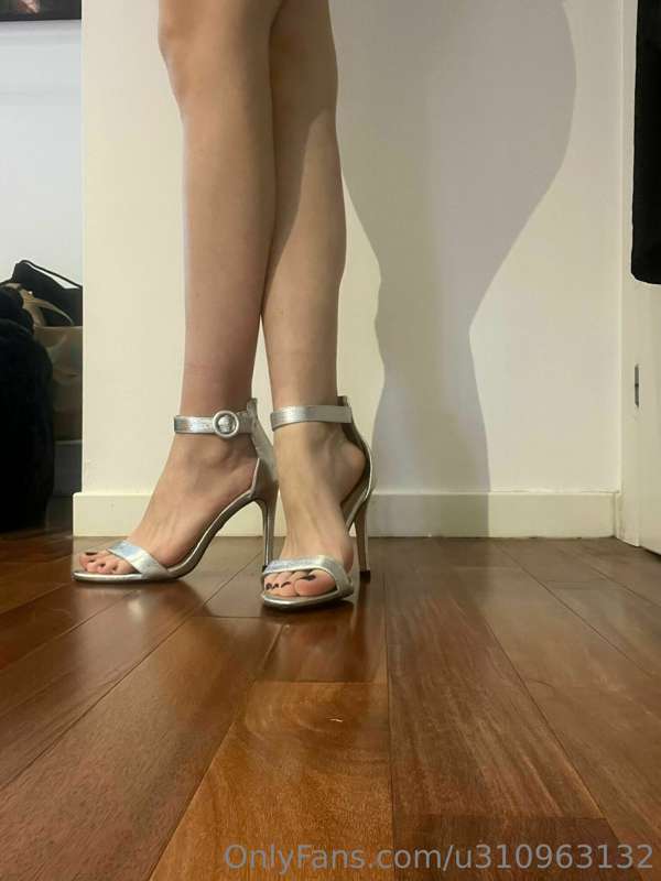 174 cm + ?? Chi indovina? 🥰

#heels #tacchi #sexyfeet #silve..